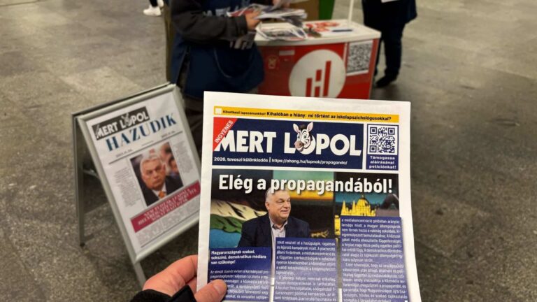 “Mert lopol” nevű, alternatív Metropolt osztogattak szerda reggel az aHang aktivistái a Nyugatinál 