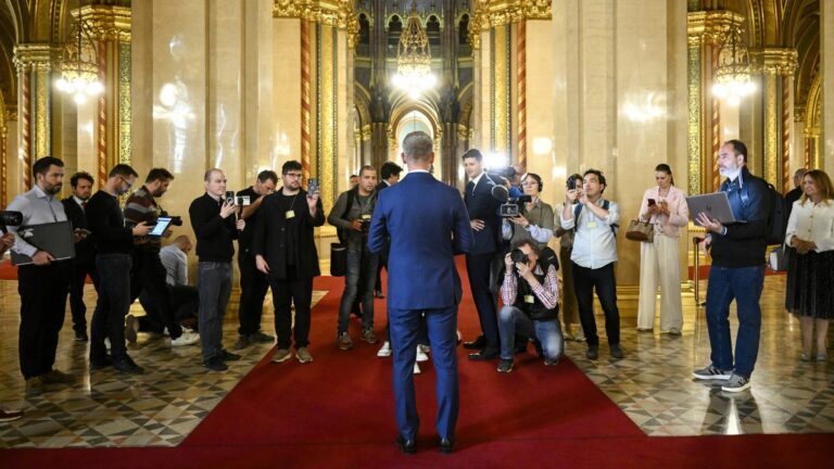 BBC: Pendrive-okkal keresték meg hivatalnokok a Tiszát, hogy megtarthassák az állásukat