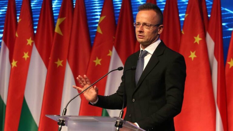 Hová tűnt Szijjártó Péter?