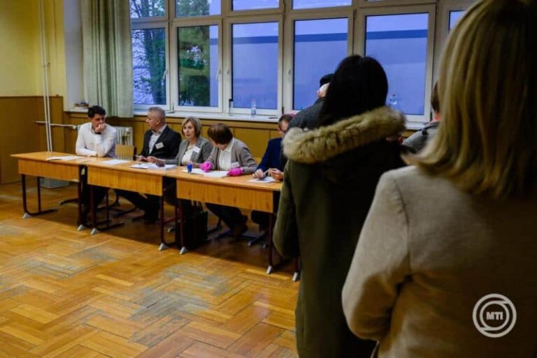 Minden eddigi rekordot megdöntött a 7 órás részvételi adat, több körzetben sorban állnak a szavazók, Magyar Péter üzent – élőben a választásról