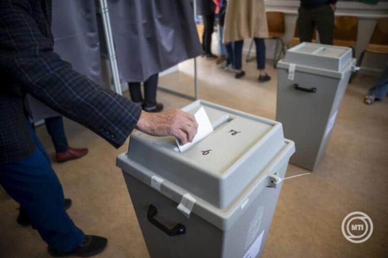 Fél órával zárás előtt már a szavazópolgárok 77,8 százaléka voksolt – történelmi csúcson a részvétel a 2026-os választáson