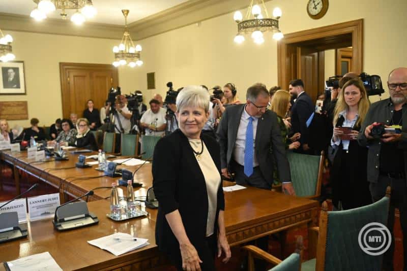 Lannert Judit az oktatási fordulatról beszél a parlamenti ülésen.