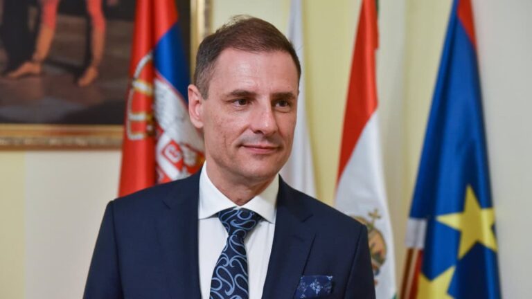 Botrányba fulladt a Tuzson-fórum: egy csalódott Fidesz-szavazó tanár kabátját is eldugták, miután keményen beolvasott