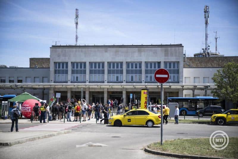Budapest központi épülete előtt tüntetők és taxisok gyülekeznek.