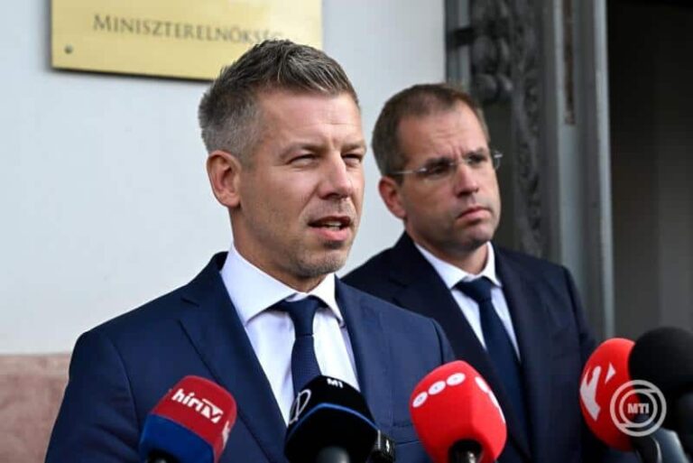 Tizenhárom államtitkárt menesztettek péntek este